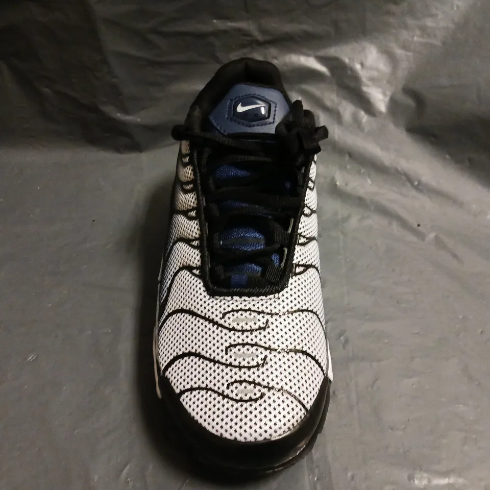 PAIR OF NIKE TN AIR SHOES IN WHITE/BLACK GRADIENT UK SIZE 6