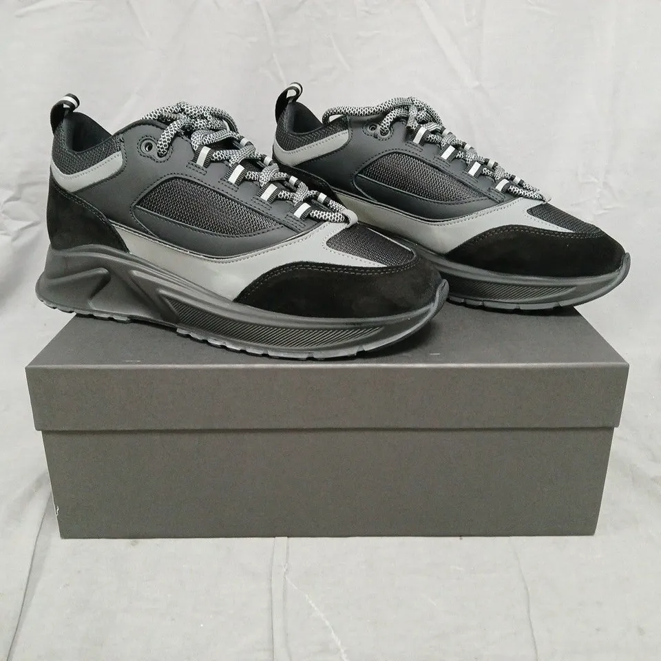 BOXED PAIR OF CLEENS ESSENTIAL RUNNER EVO TRAINERS IN RAVEN SIZE UK 8