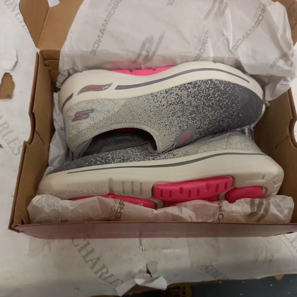 SKETCHERS GO WALK ARCH FIT GREY SIZE 5 