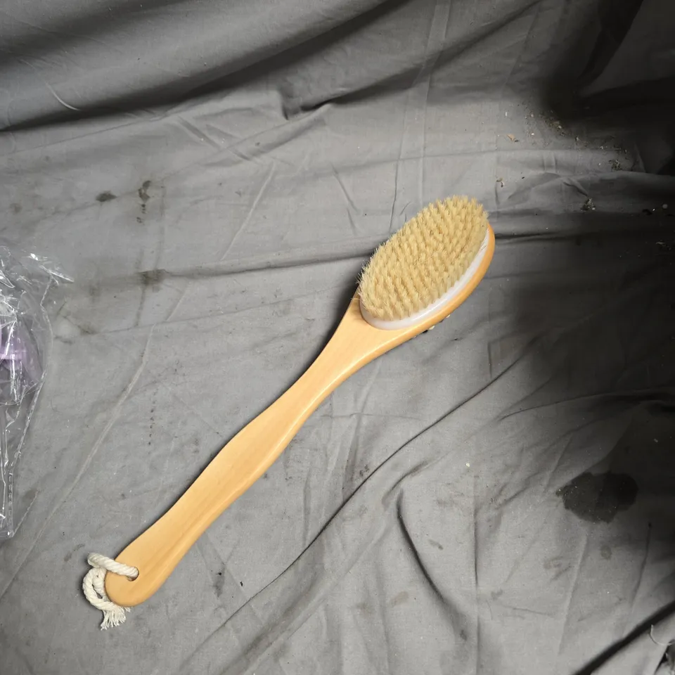 APPROXIMATELY 15 ASSORTED HEALTH & BEAUTY PRODUCTS INCLUDING NALAS BABY VANILLA CLOUD , BATH BRUSH AND LILLETS TEENS DAY PADS 