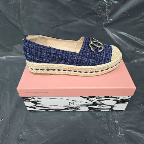 BOXED PAIR OF MODA IN PELLE FOLIO TEXTILE SHOES IN NAVY - 6