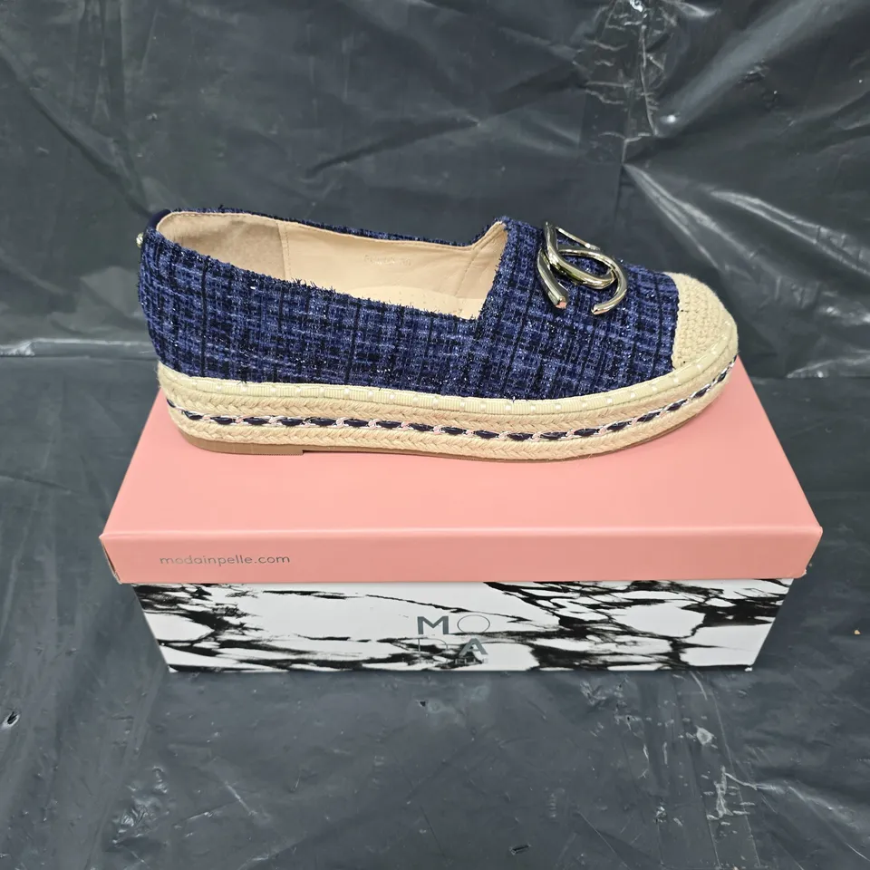 BOXED PAIR OF MODA IN PELLE FOLIO TEXTILE SHOES IN NAVY - 6