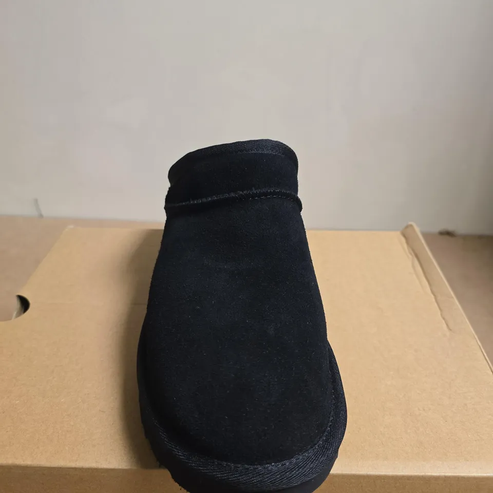 BOXED PAIR OF UGG WOMEN’S CLASSIC SLIPPER – BLACK, UK SIZE 7
