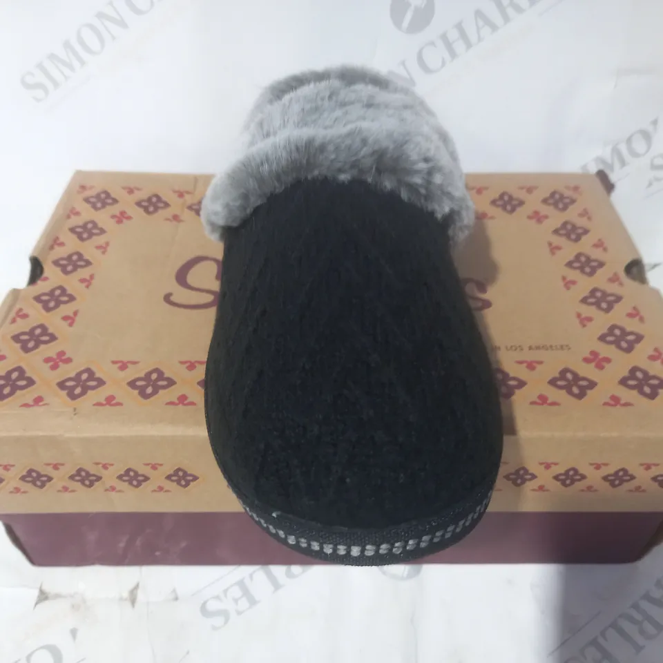 BOXED PAIR OF SKECHERS COZY CAMPFIRE SLIPPERS IN BLACK/GREY UK SIZE 7
