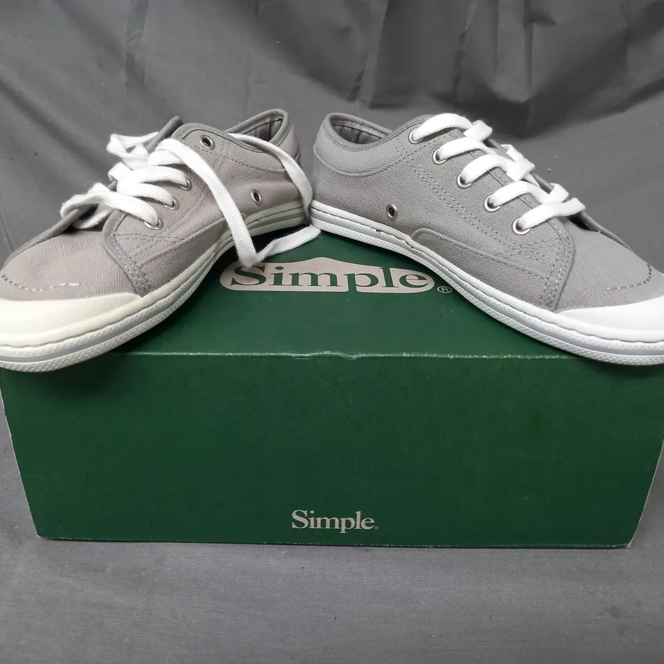 BOXED PAIR OF SIMPLE SATIRE CANVAS SNEAKERS IN GREY SIZE 4