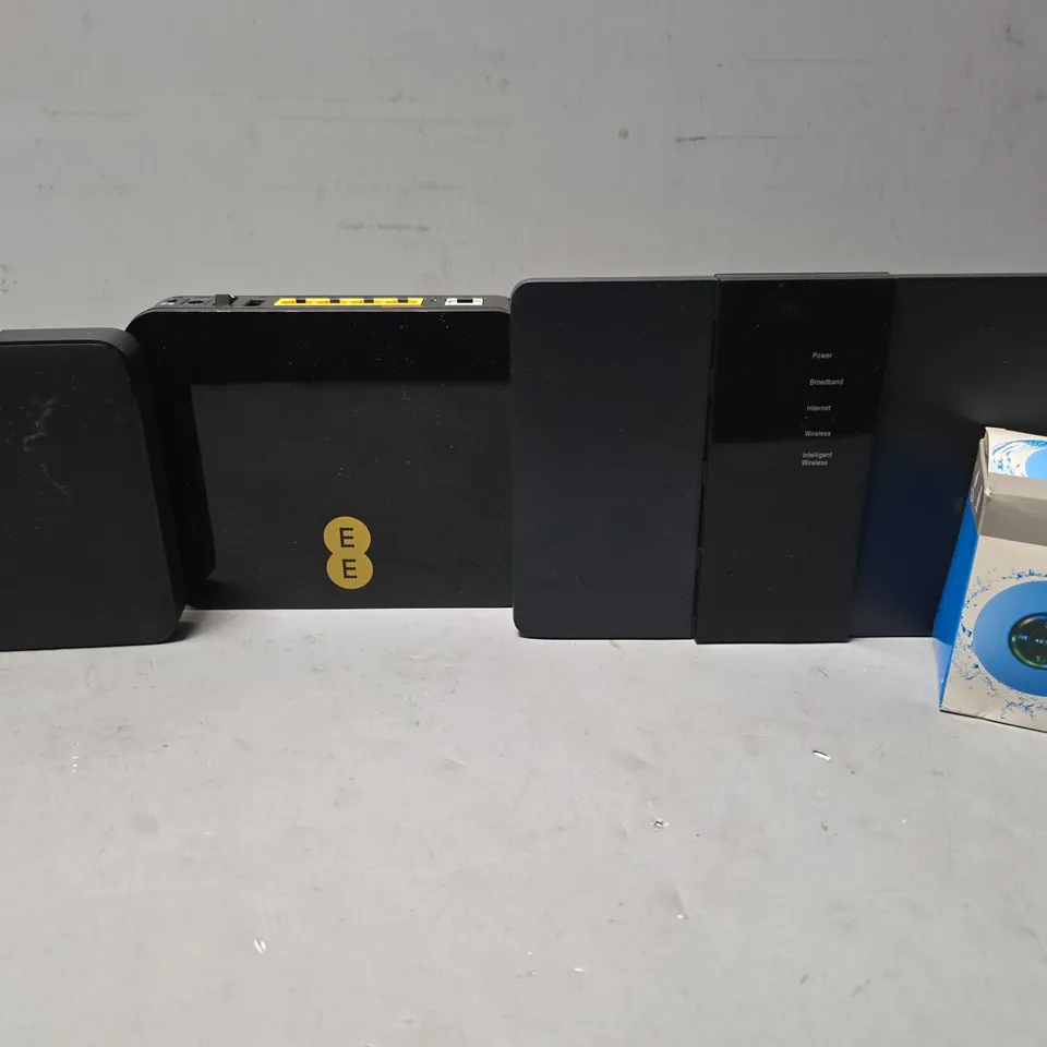 APPROXIMATELY 6 ASSORTED ITEMS TO INCLUDE - EE HUB , PORTABLE SPEAKER ETC