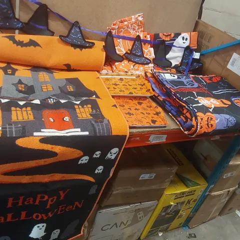 BOX CONTAINING A VERY LARGE QUANTITY OF ASSORTED HALLOWEEN ITEMS INCLUDING: BEDDING, RUGS, DECORATIONS ECT