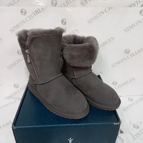 BOXED PAIR OF EMU AUSTRALIA SIZE 6 BOOTS