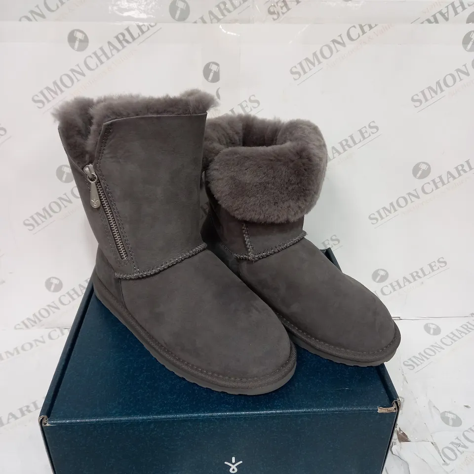 BOXED PAIR OF EMU AUSTRALIA SIZE 6 BOOTS