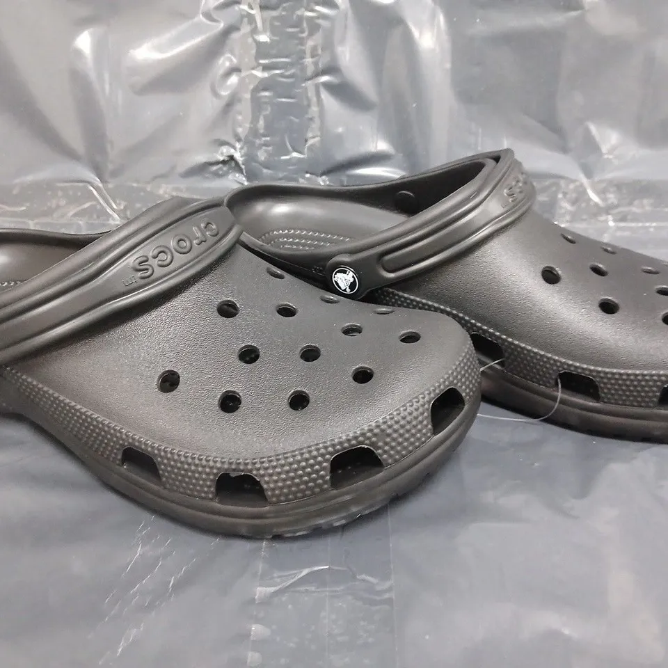 PAIR OF CROCS CLASSIC CLOGS IN BLACK SIZE UK M9/W10