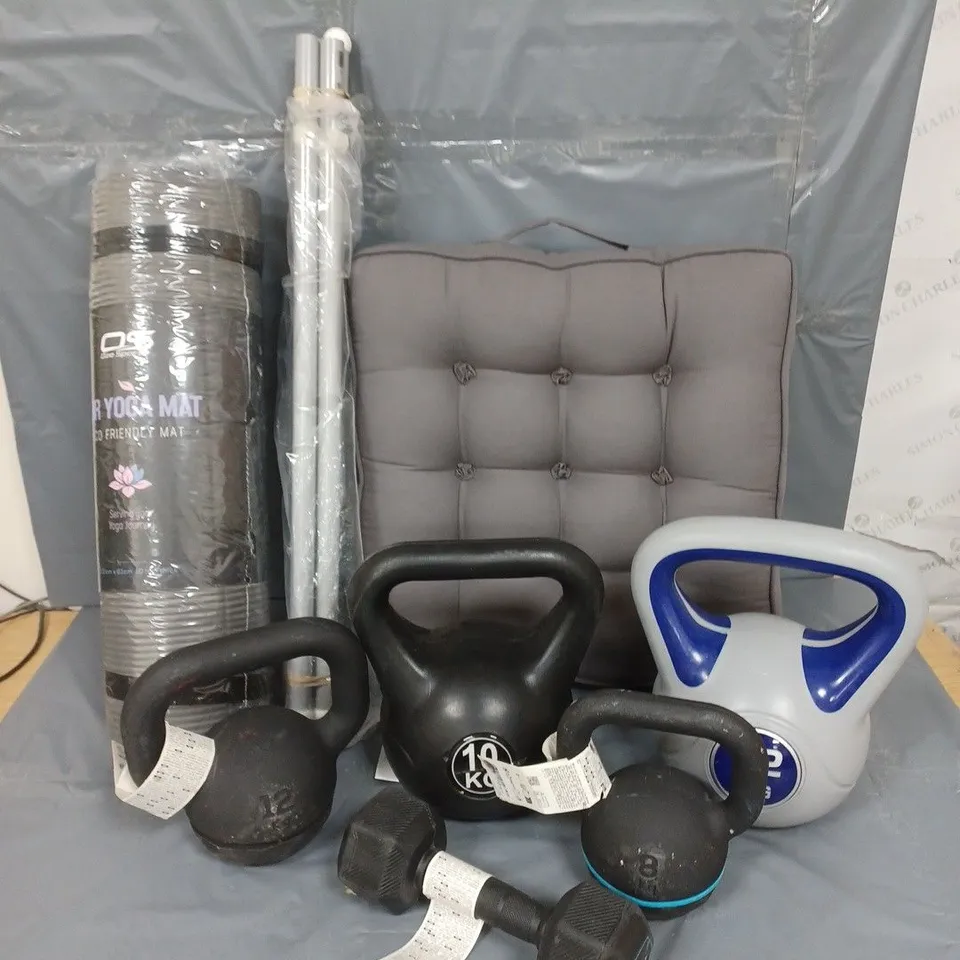 APPROXIMATELY 8 ASSORTED ITEMS TO INCLUDE OZE SPORTS NBR YOGA MAT, CUSHION, WEIGHTS - COLLECTION ONLY