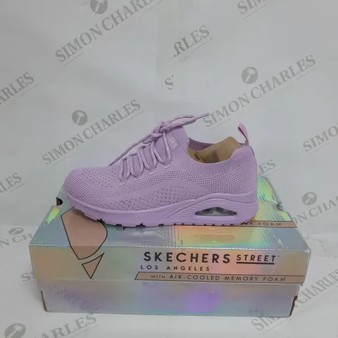 BOXED PAIR OF SKECHERS UNO EVERYWEAR LACE UP TRAINERS IN PURPLE SIZE 5