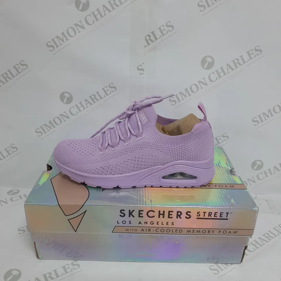 BOXED PAIR OF SKECHERS UNO EVERYWEAR LACE UP TRAINERS IN PURPLE SIZE 5