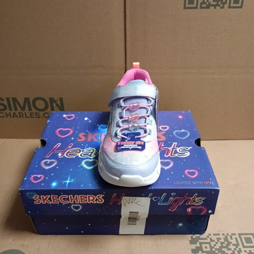 BOXED PAIR OF SKECHERS S-LIGHTS INFINITE HEART LIGHTS CHILDRENS TRAINERS - 13