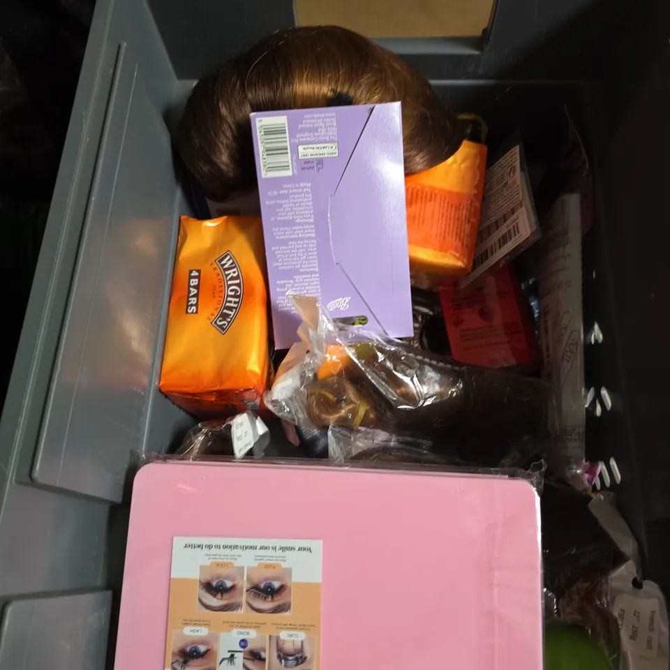 APPROXIMATEY 20 ASSORTED HEALTH AND BEAUTY PRODUCTS TO INCLUDE - GOLDEN BALLS GIFT SET - WRIGHT'S TRADITIONAL SOAP AND DOVE MEN +CARE ROLL ON DEODORANT