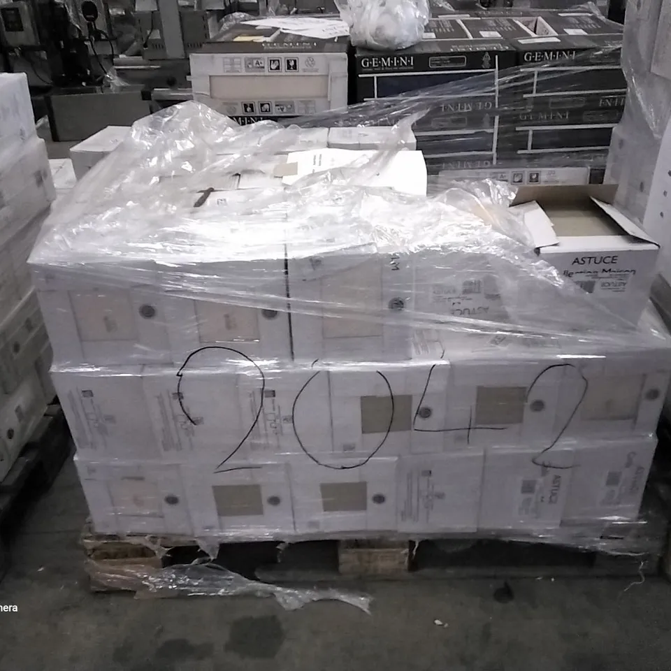PALLET OF APPROXIMATELY 64 BOXES OF 25 BRAND NEW ASTUCE MAT BRUN ARGILEUX 20X20CM TILES - EACH PACK COVERS APPROXIMATELY 1M² (TOTAL APPROX. 64 SQ.METRES)