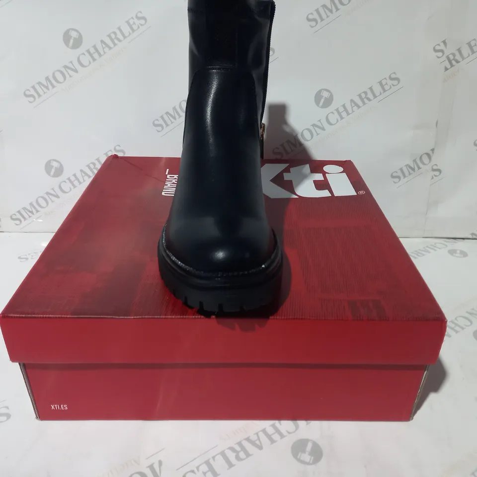 BOXED PAIR OF XTI ANKLE BOOTS IN BLACK EU SIZE 38