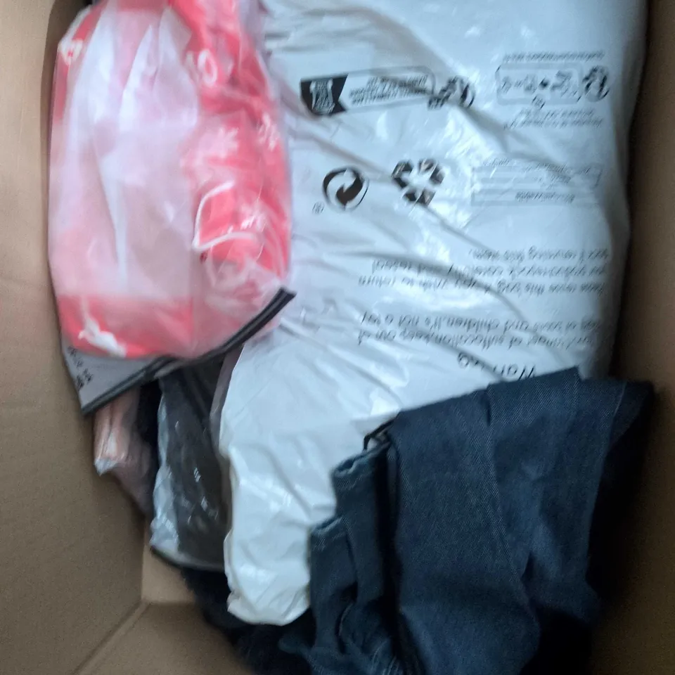 APPROXIMATELY 20 ASSORTED CLOTHING PRODUCTS IN VARIOUS STYLES & SIZES TO INCLUDE JUMPERS, T-SHIRTS, DRESSES ETC