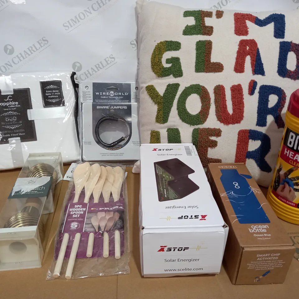 LOT OF APPROX 15 ASSORTED HOUSEHOLD ITEMS TO INCLUDE WOODEN SPOON SET, WIREWORLD BIWIRE JUMPERS, SOLAR ENERGIZER, ETC 