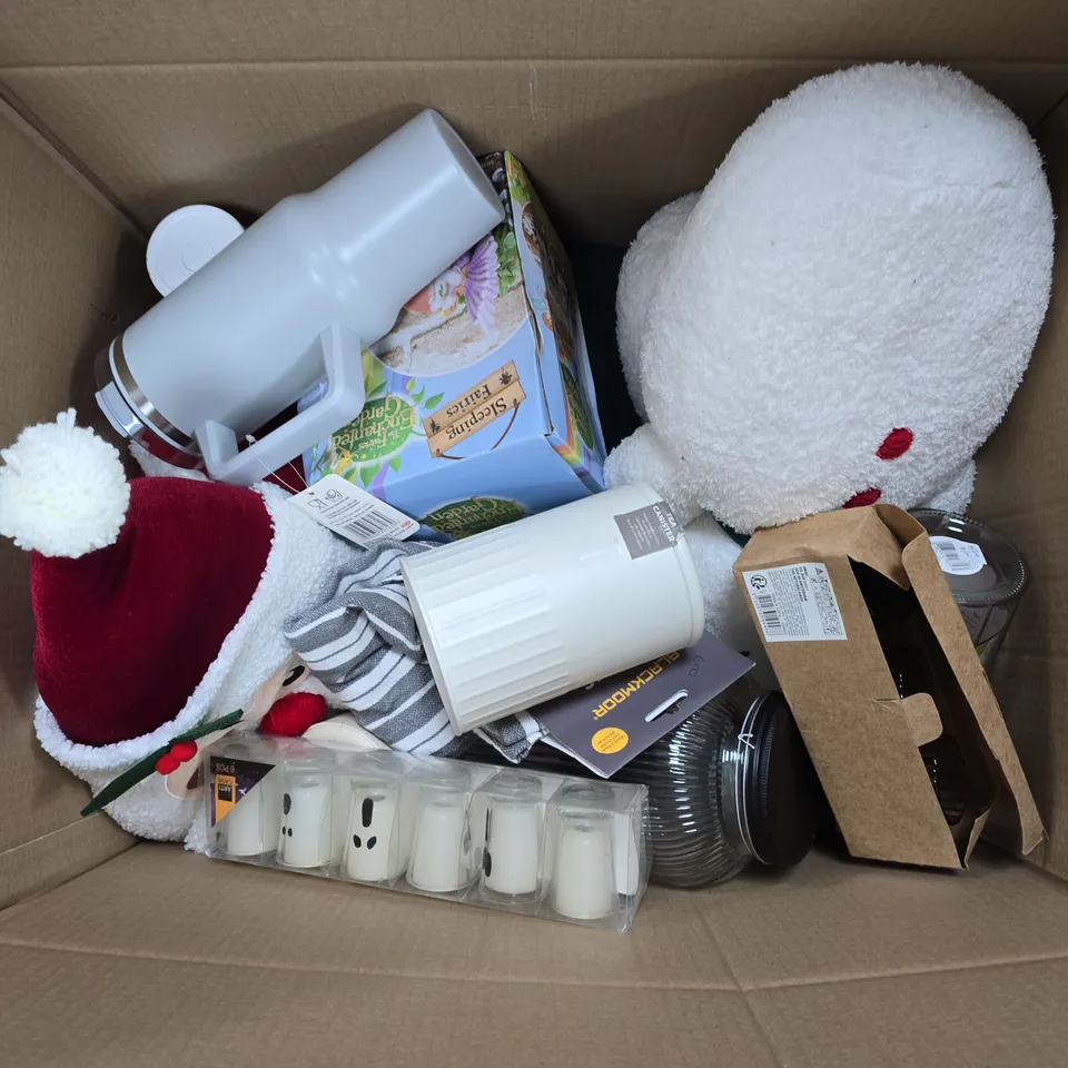 APPROXIMATELY 15 ASSORTED ITEMS TO INCLUDE TO INCLUDE SNOWMAN PLUSH, KILNER GLASS CLIP TOP JAR, BLACKMOOR CHEFS APRON, ETC - COLLECTION ONLY