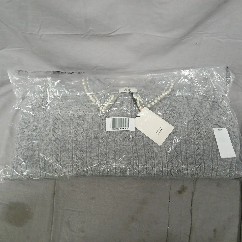 JDY GREY KNIT CARDIGAN WITH PEARL NECKLACE – WOMEN'S SIZE LARGE