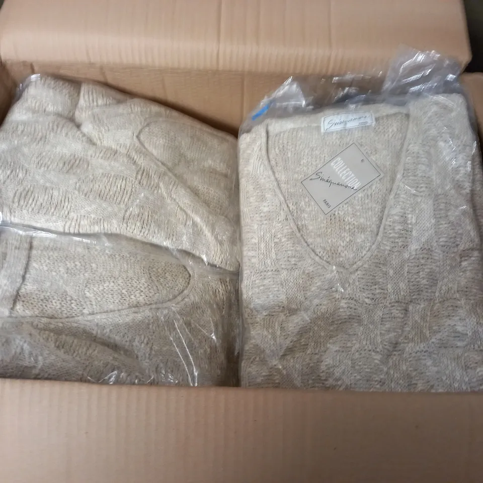 LOT OF APPROXIATELY 20 AS NEW TEXTURED KNIT V-NECK JUMPERS IN NATURAL - SIZE UNSPECIFED