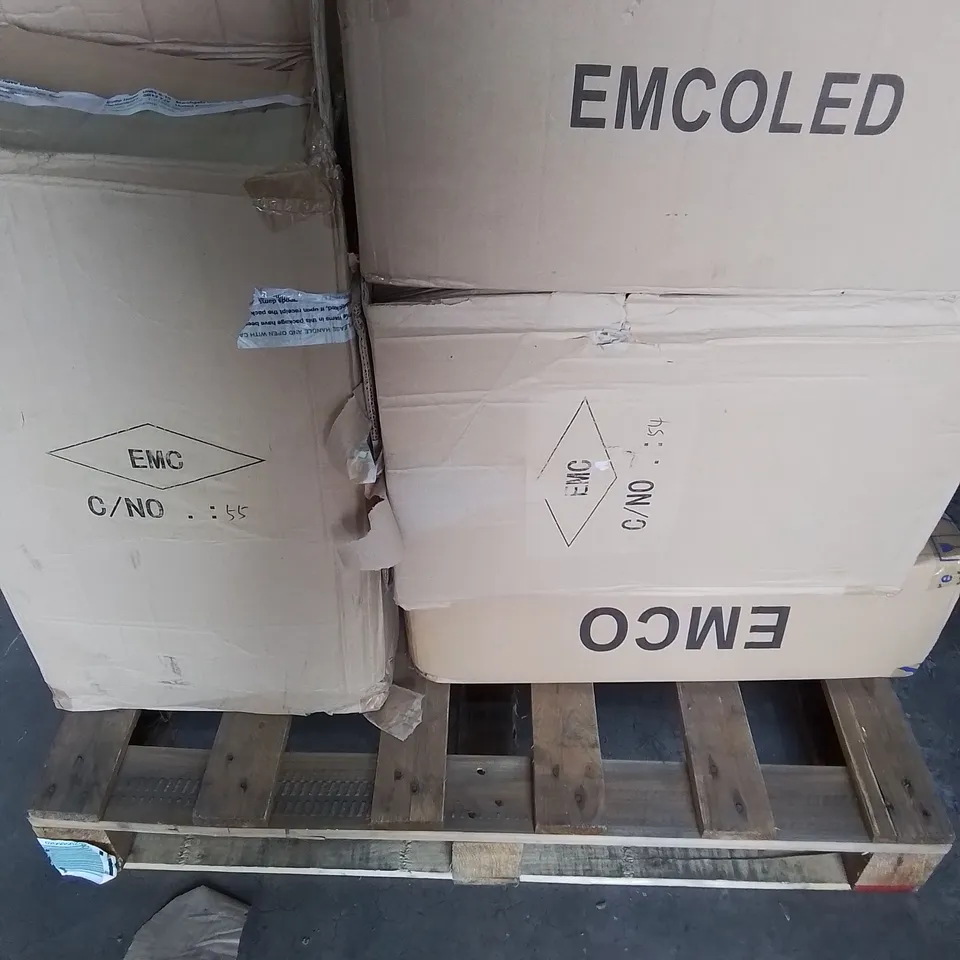 PALLET OF APPROXIMATELY 8 MULTI PACK BOXES OF EMCOLED TO INCLUDE - LOW ENERGY FLOOD LIGHT , EMCOLED 6W BULB , OL024SS DOWNLIGHT ETC   - COLLECTION ONLY
