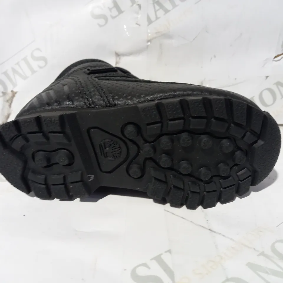 BOXED PAIR OF DESIGNER TODDLER'S SHOES IN THE STYLE OF TIMBERLAND IN BLACK UK SIZE 7