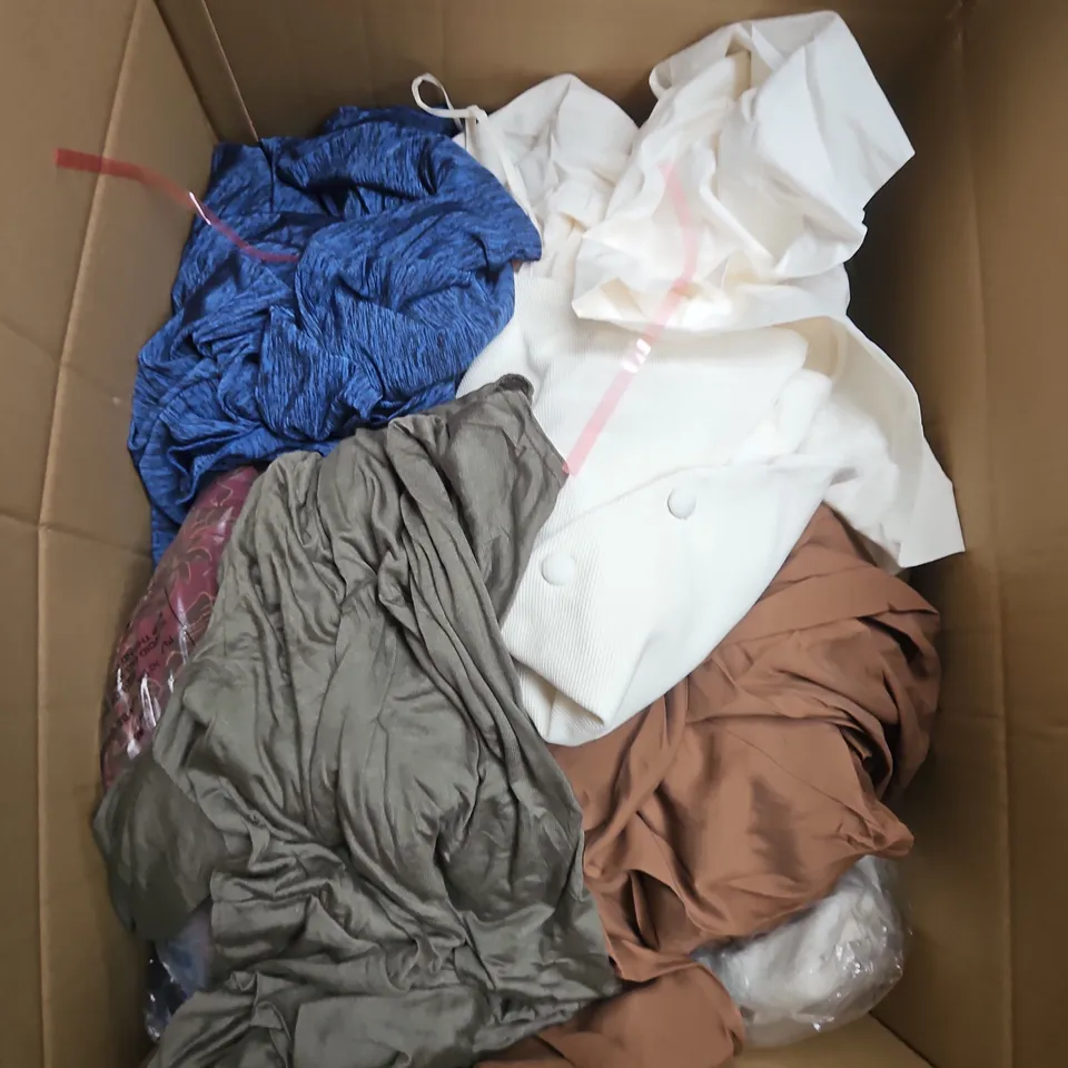 APPROXIMATELY 20 ASSORTED CLOTHING ITEMS IN VARIOUS SIZES, STYLES AND COLOURS