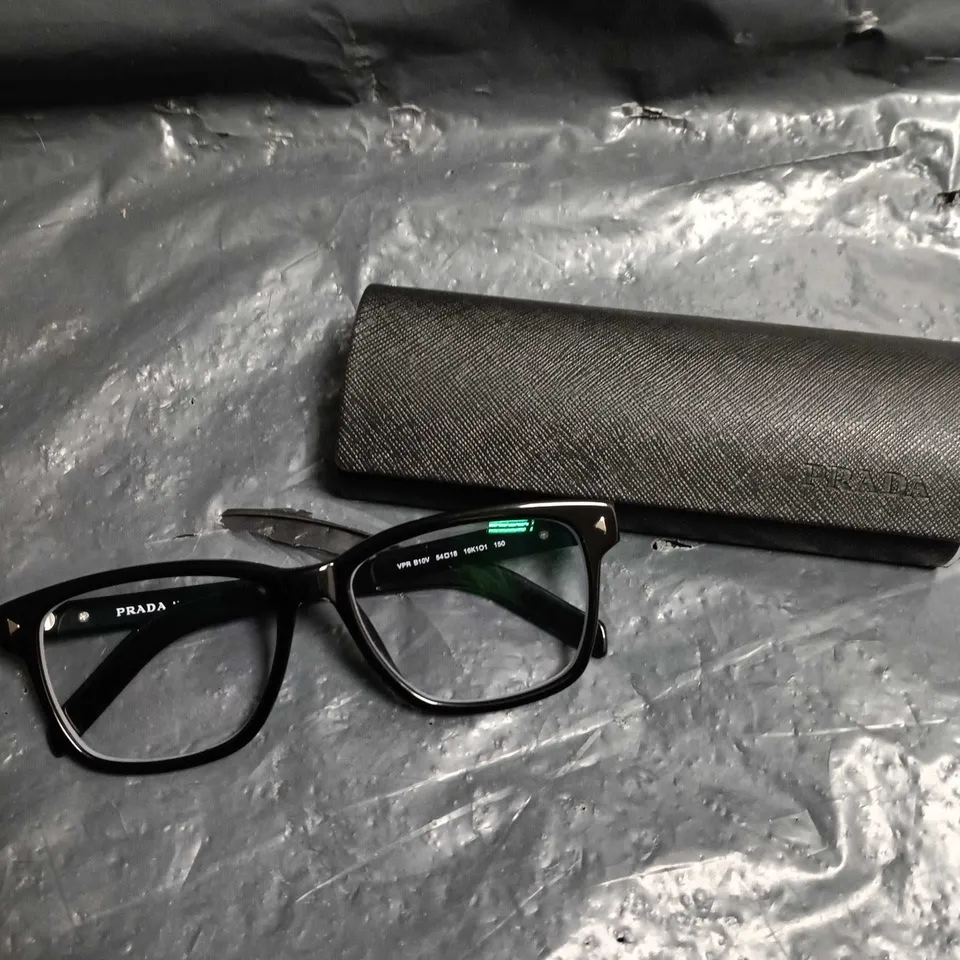 PRADA BLACK FRAME SUNGLASSES WITH TEXTURED CASE