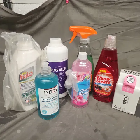 APPROXIMATELY 15 ASSORTED LIQUIDS TO INCLUDE YASS CLEAN FRESHENER, SMOL WASHING UP LIQUID, ELBOW GREASE, ETC