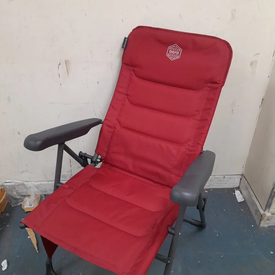 SET OF 2 RED FOLDING CHAIRS 