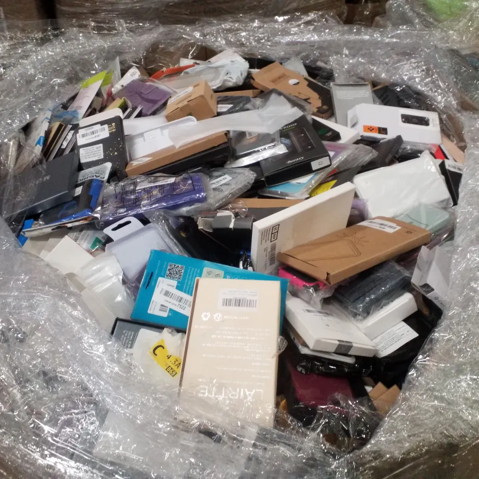 PALLET CONTAINING LARGE QUANTITY OF ASSORTED PHONE CASES