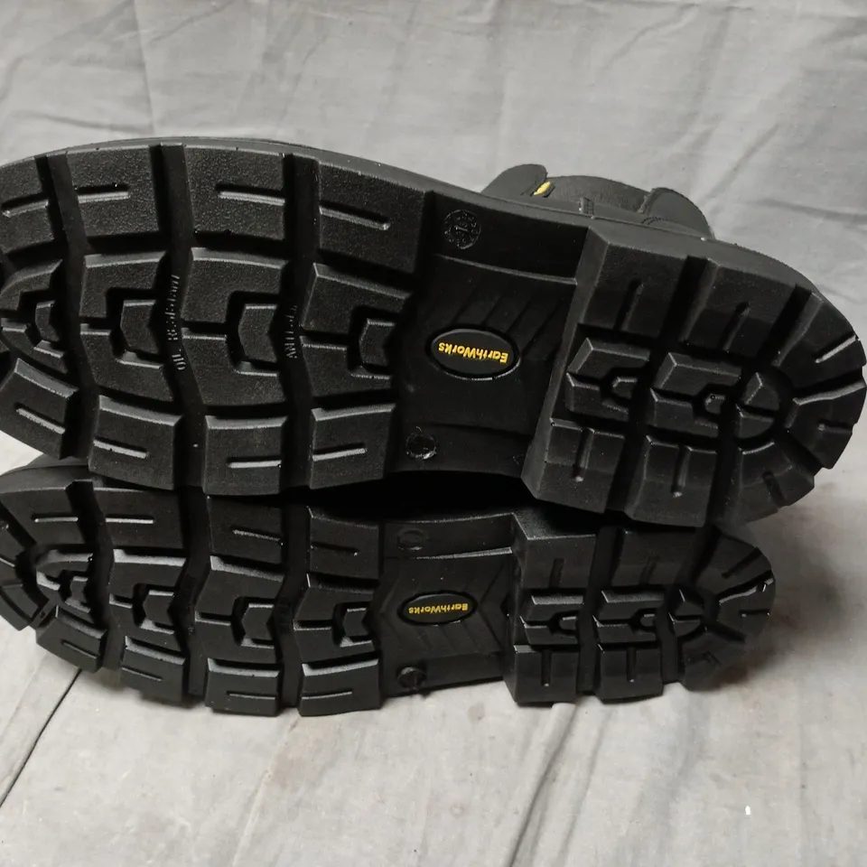 EARTHWORKS SAFETY BOOTS – BLACK LEATHER CHELSEA-STYLE SAFETY FOOTWEAR - UK 10