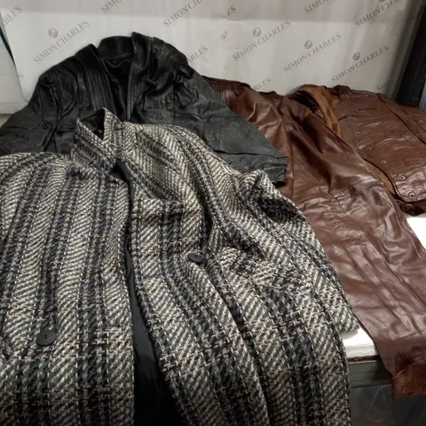 BOX OF ASSORTED CLOTHING ITEMS AND BLANKETS/RUGS