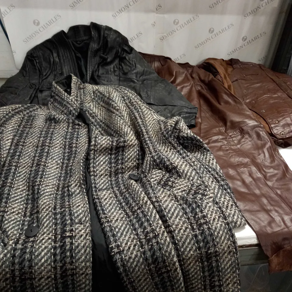BOX OF ASSORTED CLOTHING ITEMS AND BLANKETS/RUGS