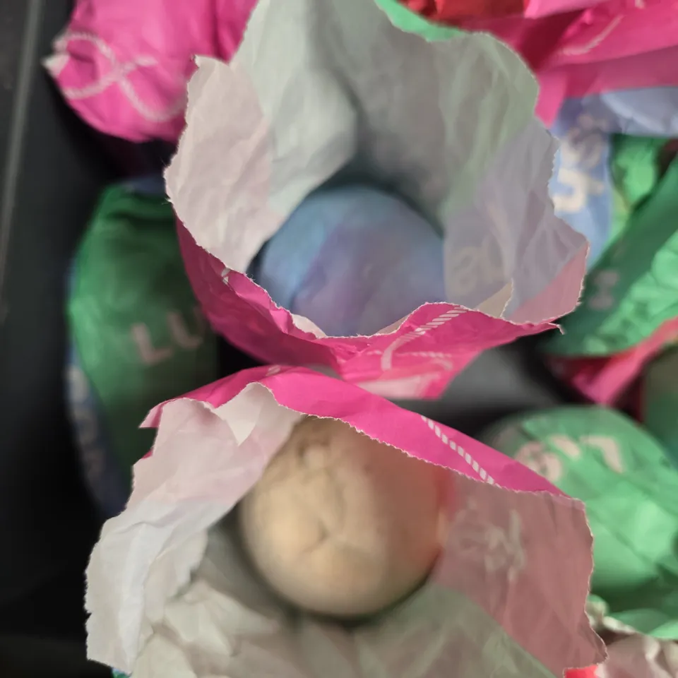 LOT OF 12 LUSH BATH BOMBS