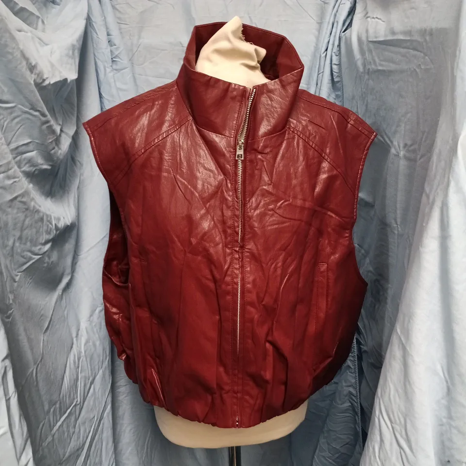 BERSHKA BURGUNDY LEATHER-LOOK SLEEVELESS ZIP VEST – SIZE M-L (EU M-L / USA M-L)