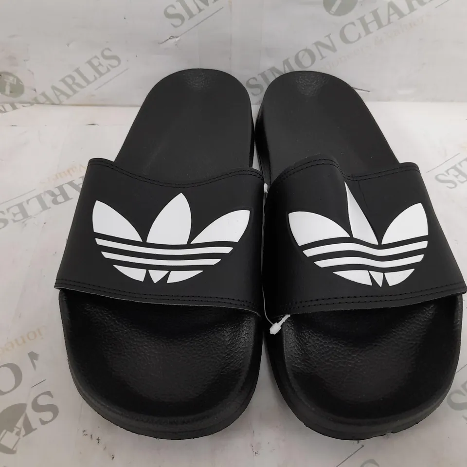 PAIR OF ADIDAS MENS SLIDES IN BLACK - SIZE 9