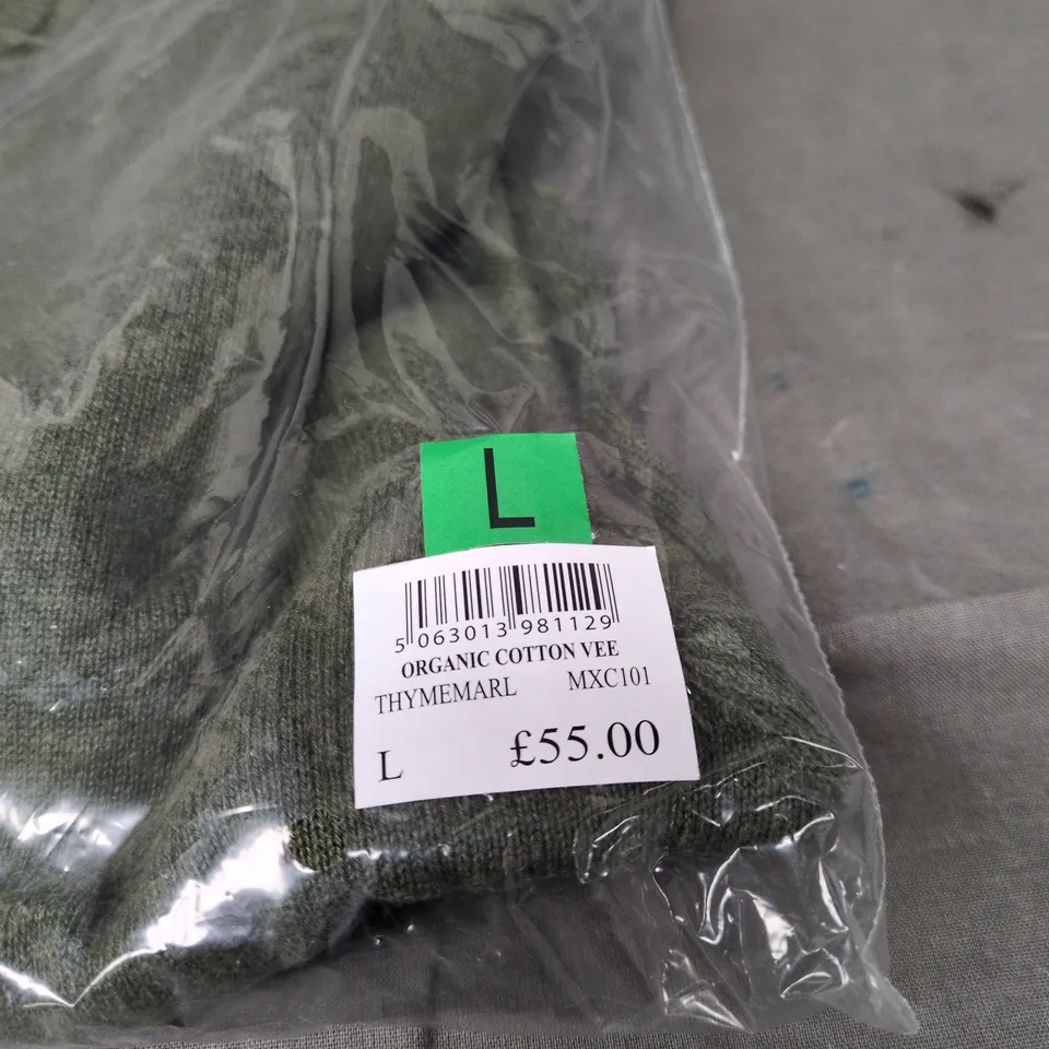 CREW CLOTHING COMPANY ORGANIC COTTON VEE NECK T-SHIRT – OLIVE GREEN – SIZE L 