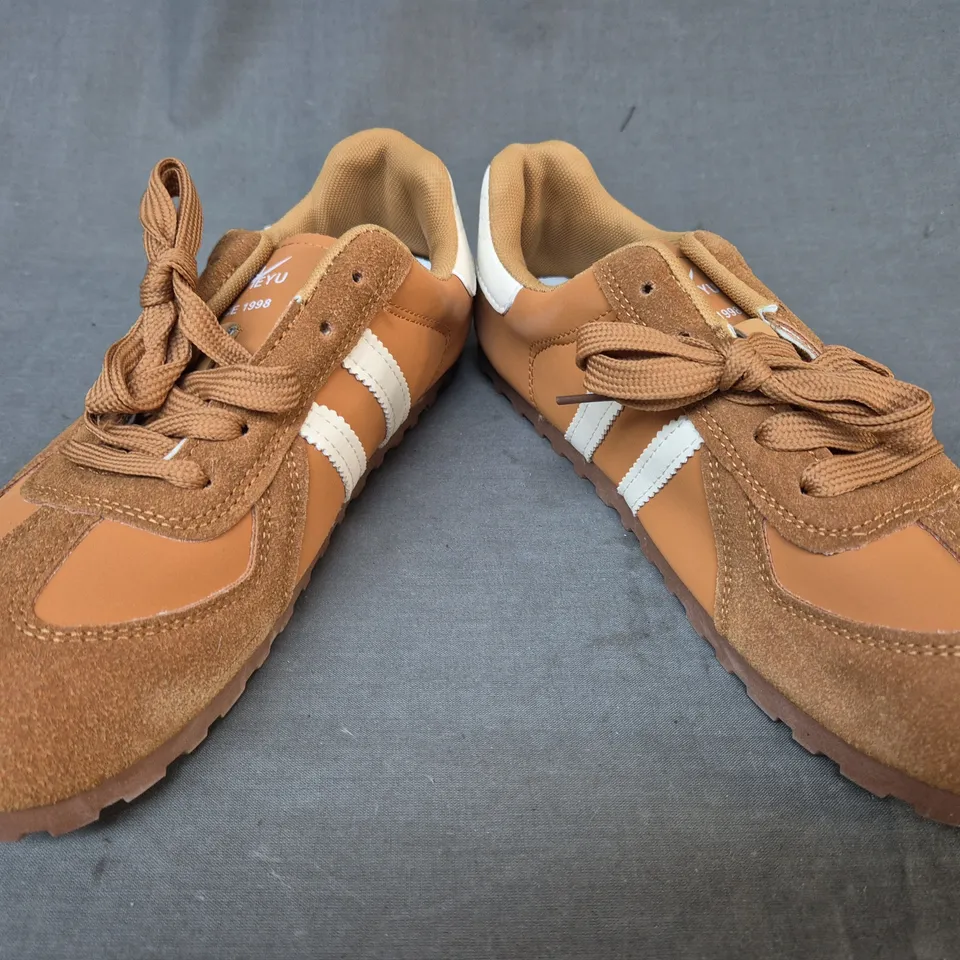 BOXED PAIR OF YUNJ IEYU SHOES IN TAN/WHITE SIZE 6