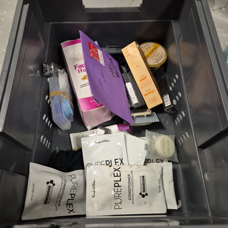 APPROXIMATELY 20 HEALTH AND BEAUTY PRODUCTS TO INCLUDE DERMATICA MOISTURISER, HAIRBURST HAIR MASK AND THE BODY SHOP SHAMPOO