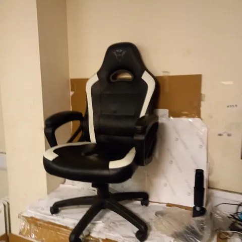 RYON GAMING CHAIR WHITE/BLACK - COLLECTION ONLY