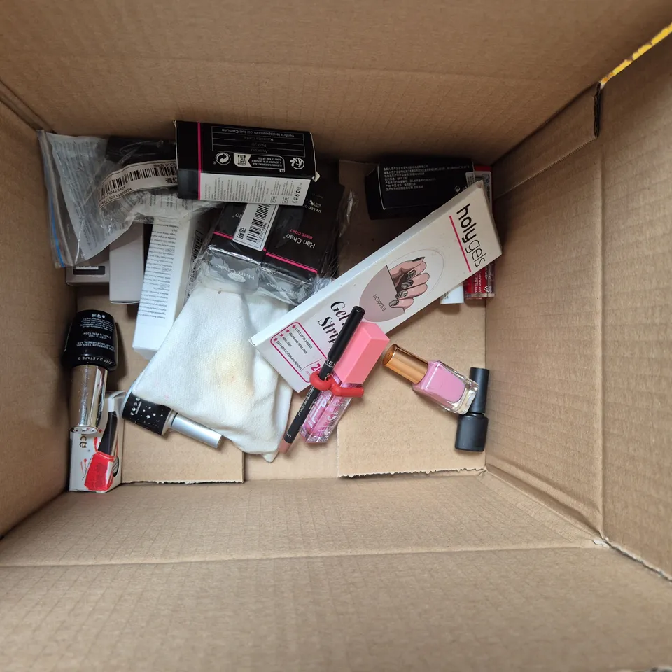 APPROXIMATELY 20 BOTTLES OF NAIL VARNISH TO INCLUDE MAYBELLINE, BLUESKY AND RIMMEL