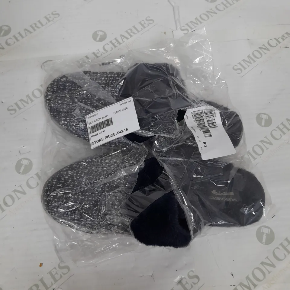 SKECHERS FLUFFY ARCH SLIPPERS IN NAVY SIZE 7