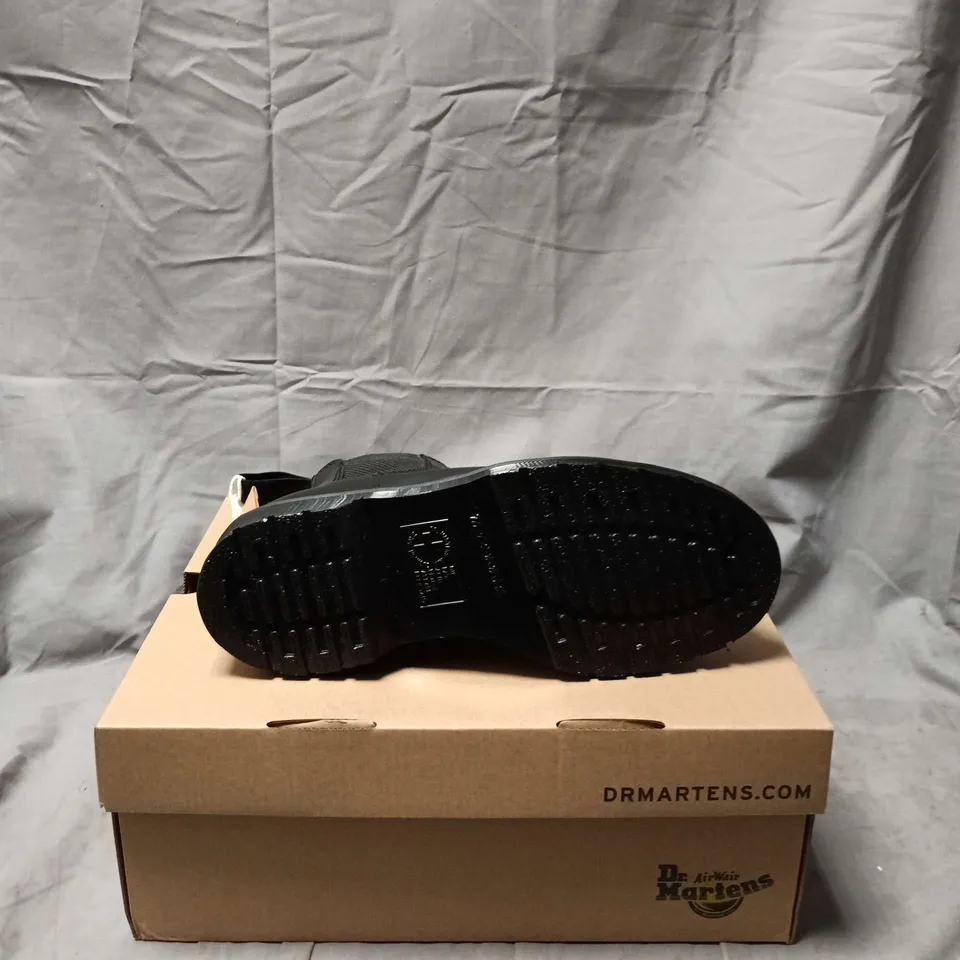 BOXED PAIR OF DR. MARTENS 2976 MONO BLACK SMOOTH CHELSEA BOOTS – UK 6½