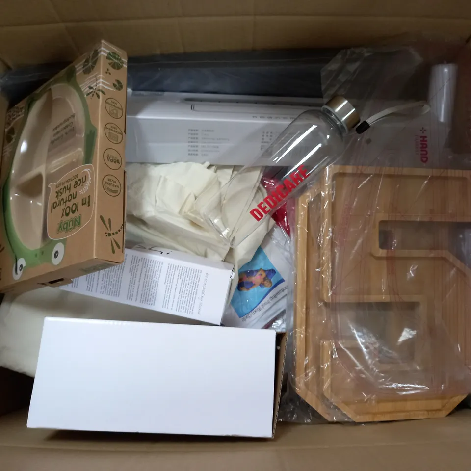 APPROXIMATELY 15 ASSORTED ITEMS TO INCLUDE CLEVERSPA WATER FILTER, NUBY SECTION PLATE, BED SHEETS, ETC