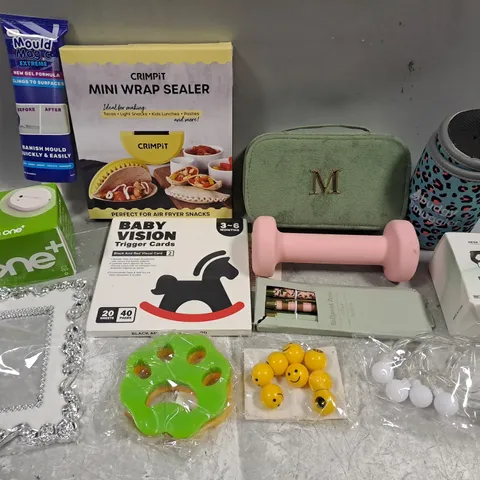 ASSORTED HOUSEHOLD ITEMS TO INCLUDE MINI WRAP SEALER, 'M' MINI JEWELLERY BOX, 1KG WEIGHT, ETC 