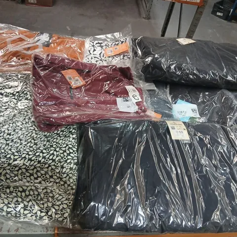 APPROXIMATELY 25 ITEMS OF ASSORTED REGATTA/DARE2B CLOTHING AND ACCESSORIES