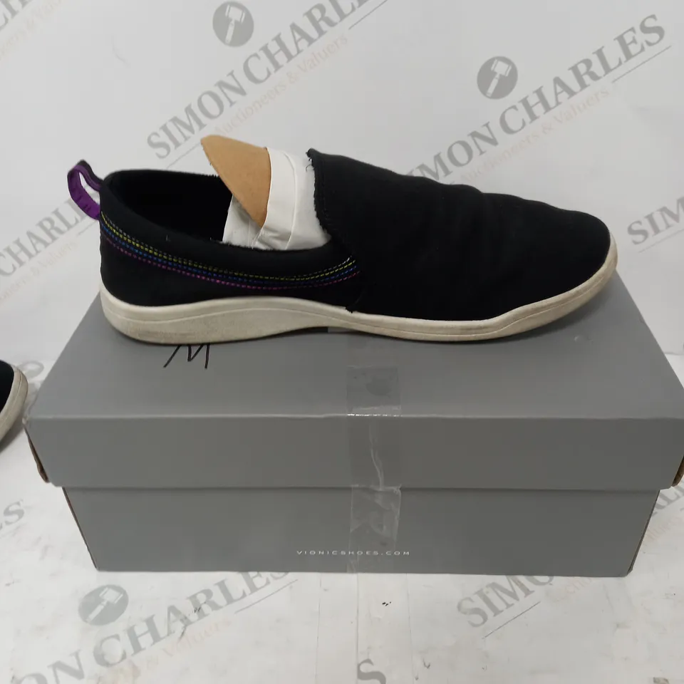 VIONIC VENICE MARSHALL CANVAS SLIP ON SHOES - SIZE 6.5